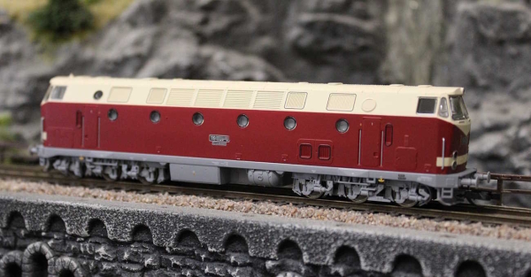 Piko 47350 Diesellokomotive BR 119 Licht oben DR