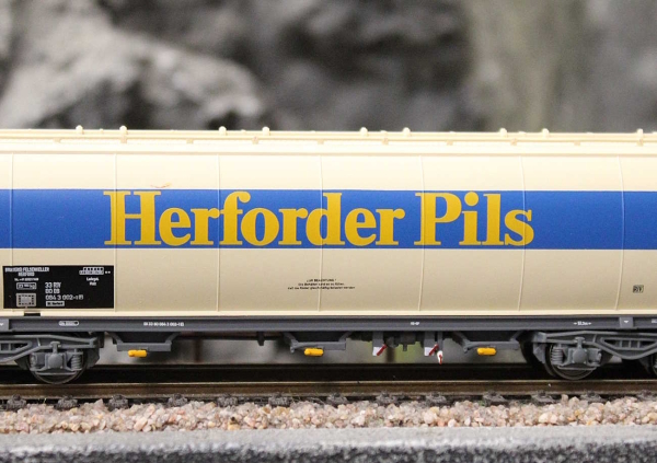 Arnold HN9749 Zweiteiliges Set vierachsiger Getreidesilowagen „Herforder Pils“ der DB