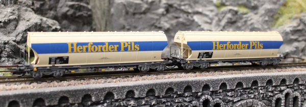 Arnold HN9749 Zweiteiliges Set vierachsiger Getreidesilowagen „Herforder Pils“ der DB