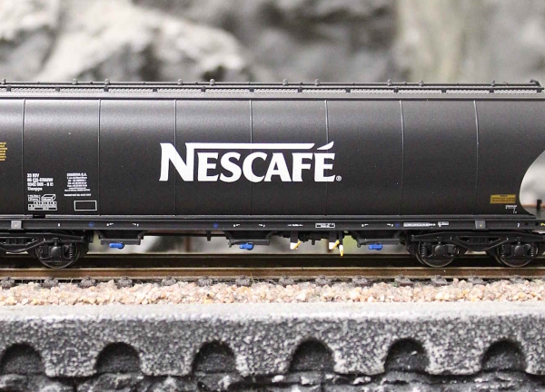 Arnold HN9750 Zweiteiliges Set vierachsiger Getreidesilowagen „NESCAFÉ“ der Ermewa