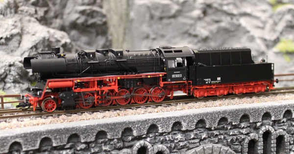 Saxonia 120130 Schlepptenderlokomotive BR 58 3049-2 T28-Tender DR